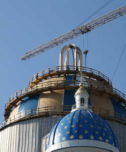 Монтаж временной кровли при реставрации купола Троицкого собора